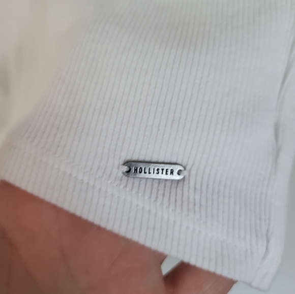 Hollister NWOT Baby Tee - Picture 3 of 4